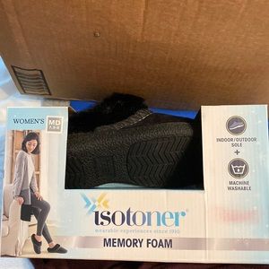 New Isotoner Memory Foam indoor/outdoor slippers. Size 7.5-8M